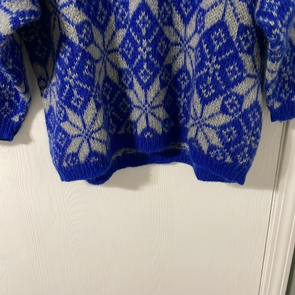 Benetton Vintage Asymmetrical Snowflake Pattern Sweater (Fits Like A Large/XL) - Picture 4 of 6